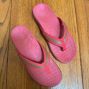 Orhtoheel pink & brown flip-flop sandals